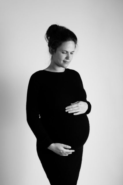 photo femme enceinte noir et blanc