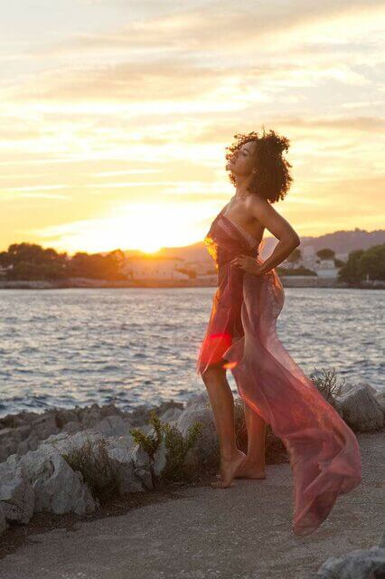 photo femme au coucher du soleil