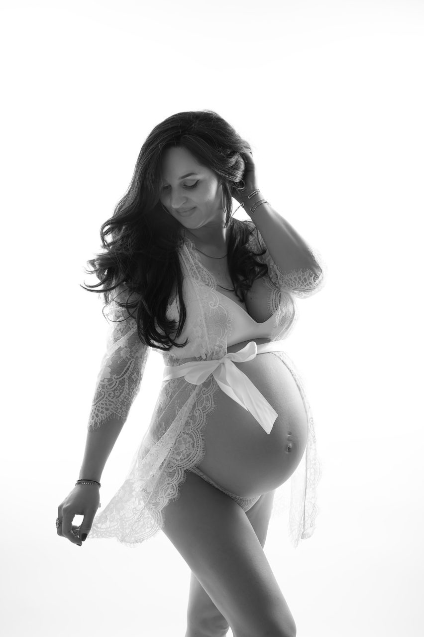 photographe femme enceinte noir et blanc
