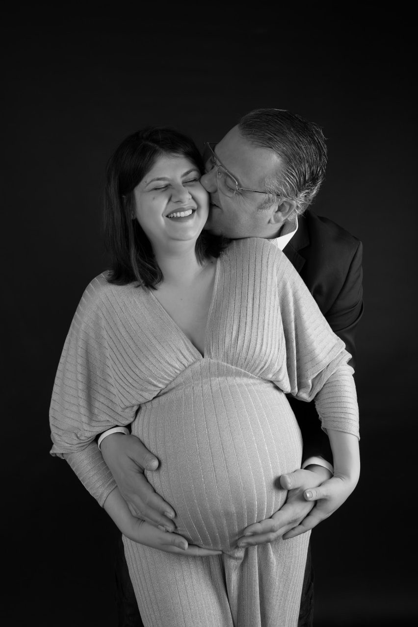 photo maternité studio noir et blanc