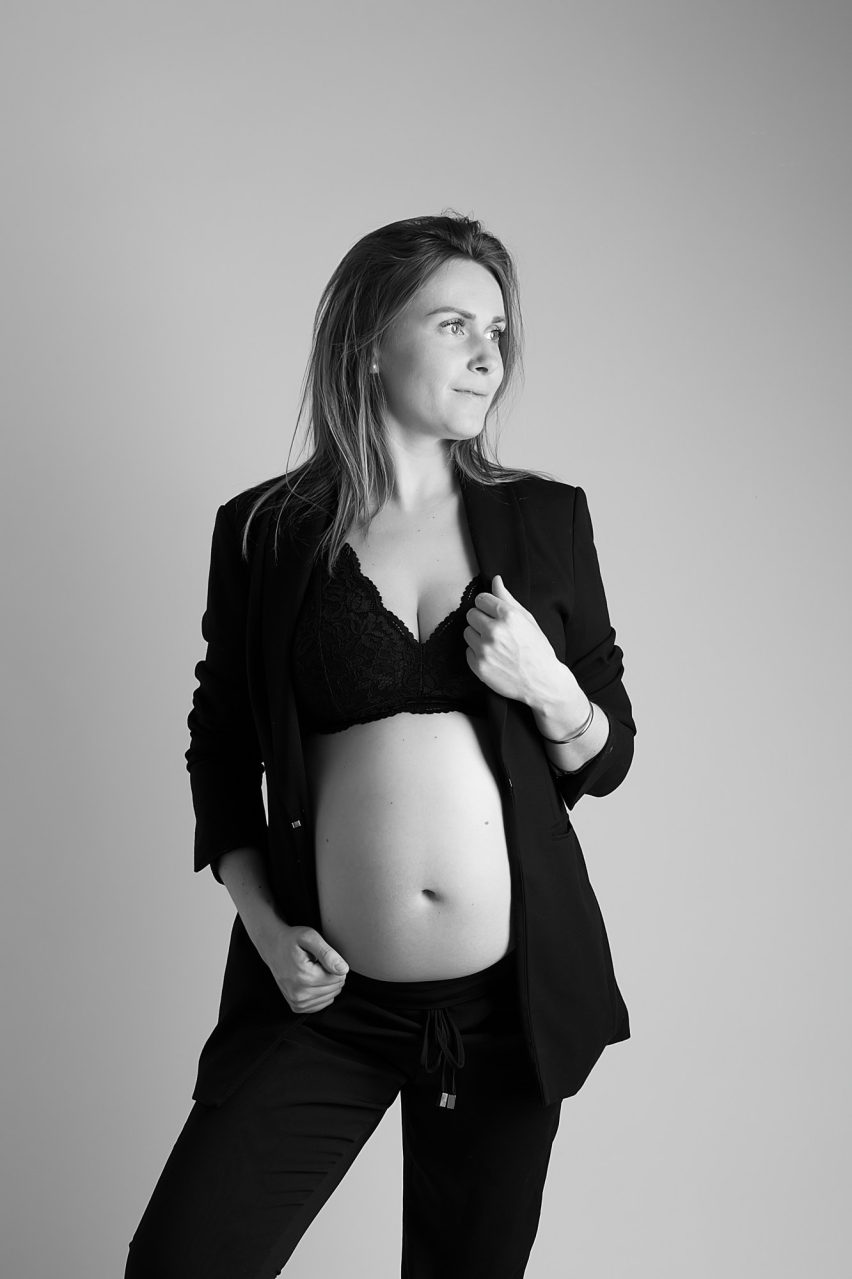 photo femme enceinte en costume noir et blanc