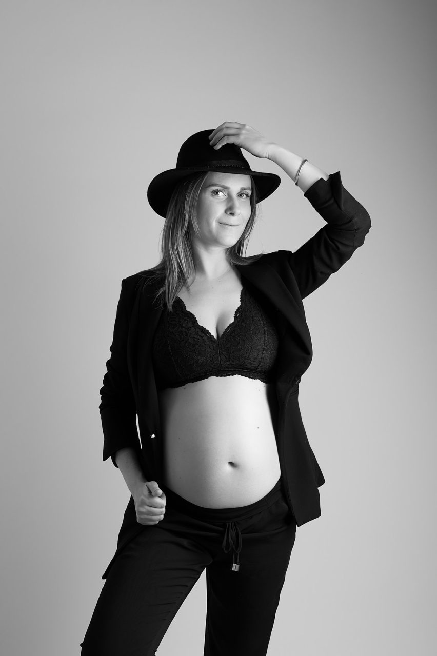photo femme enceinte originale noir et blanc