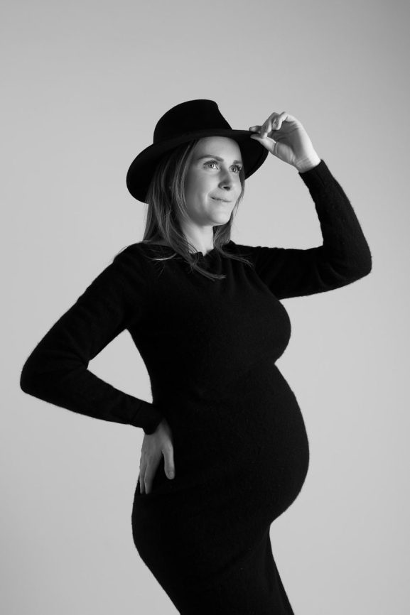 photo femme enceinte avec chapeau noir et blanc