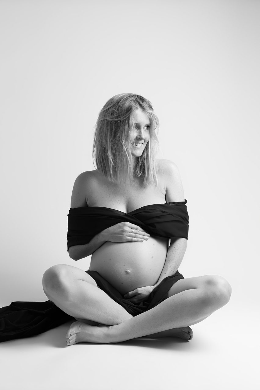 shooting grossesse studio noir et blanc