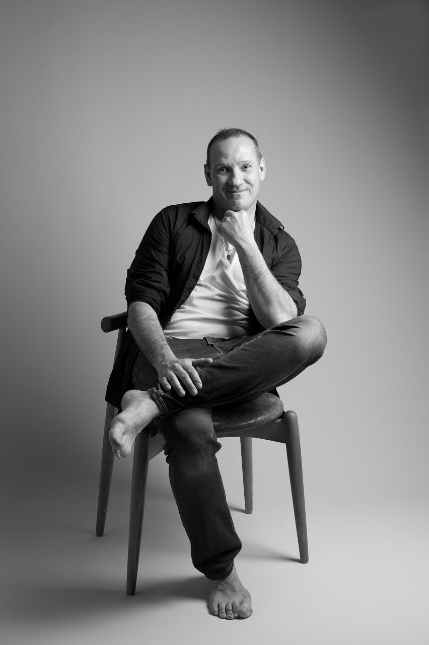 photographe portrait homme noir et banc