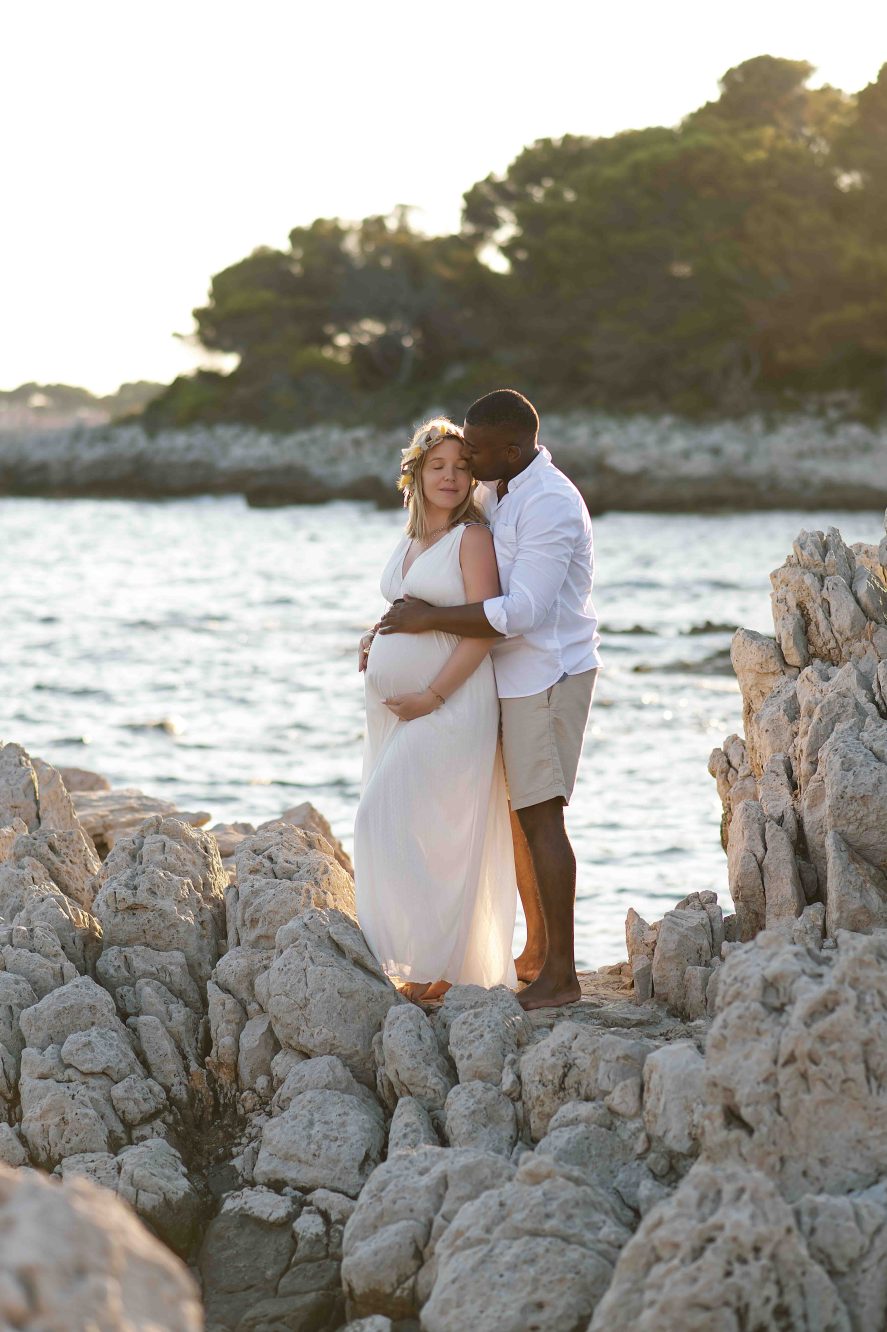 photo grossesse en couple le Sentier du Littoral à Antibes