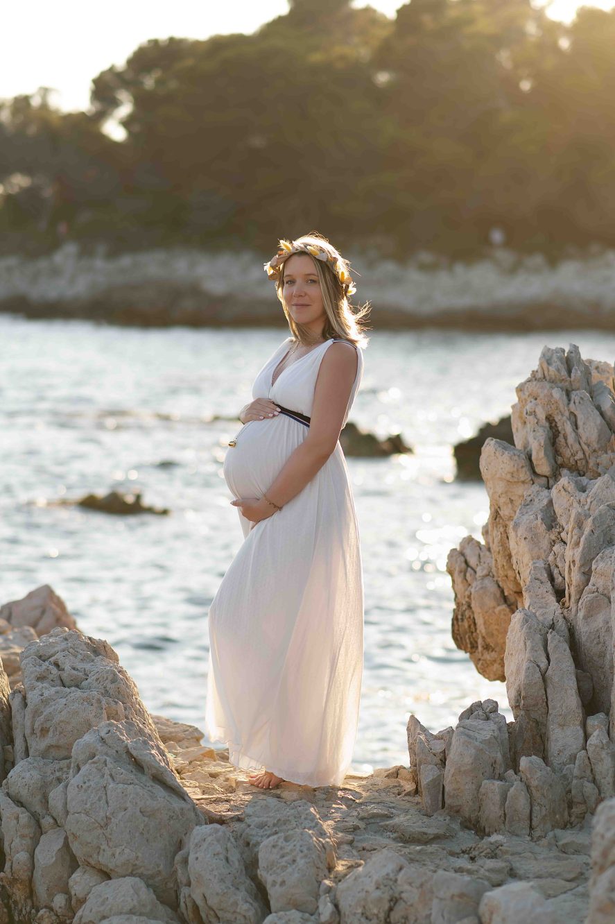 photo femme enceinte sur les qriques de Cap d'Antibes