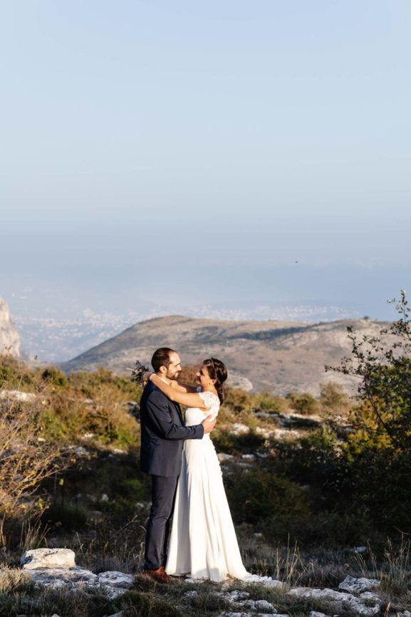 Photo de couple marié dans les montagnes