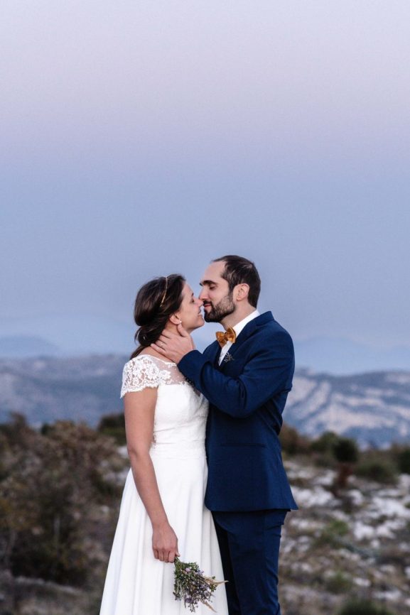 Photo de couple marié dans les montagnes